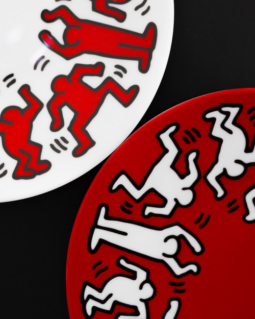 LIGNE BLANCHE Keith HARING "White on Red" porcelain plate CAKH15