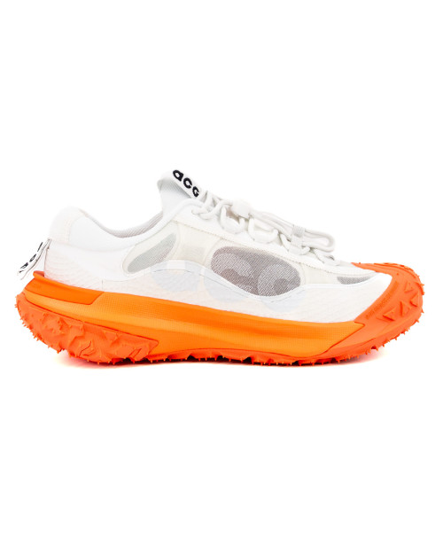 zapatillas nike acg mountain fly color blanco y naranja