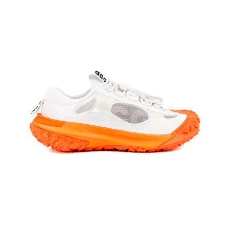 zapatillas nike acg mountain fly color blanco y naranja