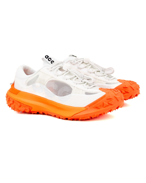 zapatillas nike acg mountain fly color blanco y naranja