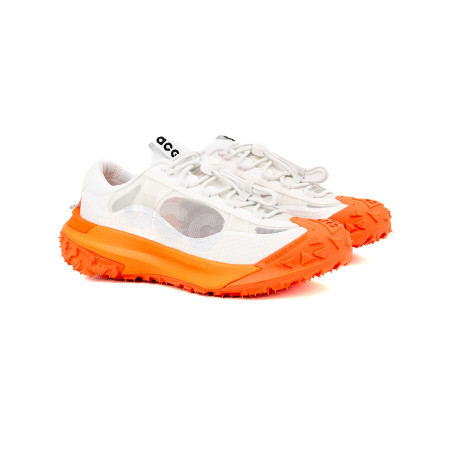 zapatillas nike acg mountain fly color blanco y naranja