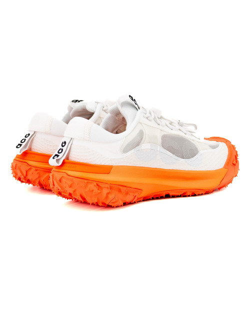 zapatillas nike acg mountain fly color blanco y naranja