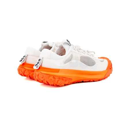 zapatillas nike acg mountain fly color blanco y naranja