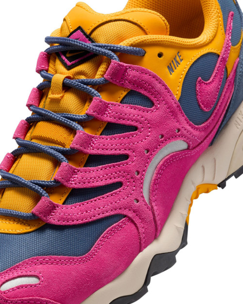 zapatillas nike air terra humara color rosa y amarillo