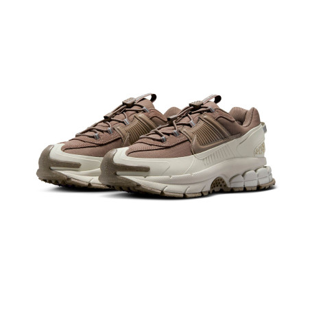 zapatillas nike zoom vomero roam marrones y crema