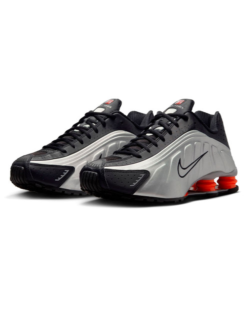 nike shox r4 plateadas y negras con muelles rojos