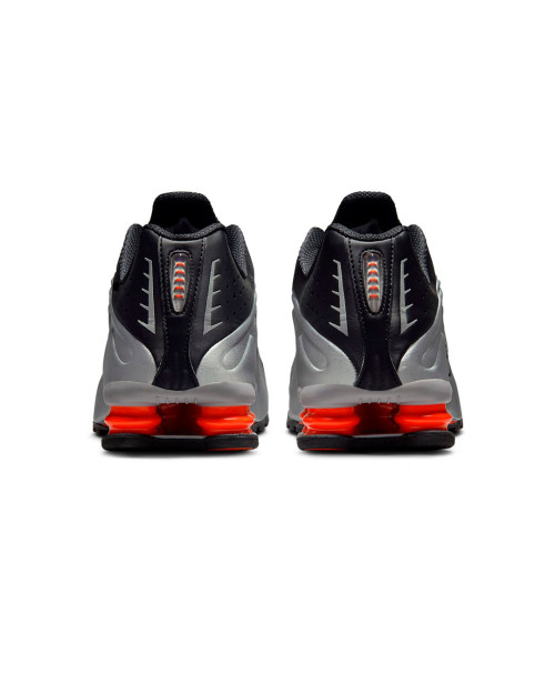 nike shox r4 plateadas y negras con muelles rojos