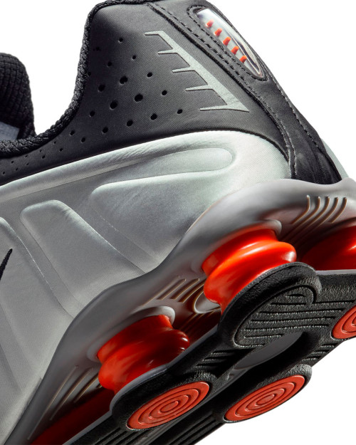 nike shox r4 plateadas y negras con muelles rojos