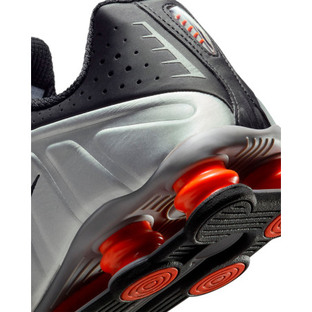 nike shox r4 plateadas y negras con muelles rojos