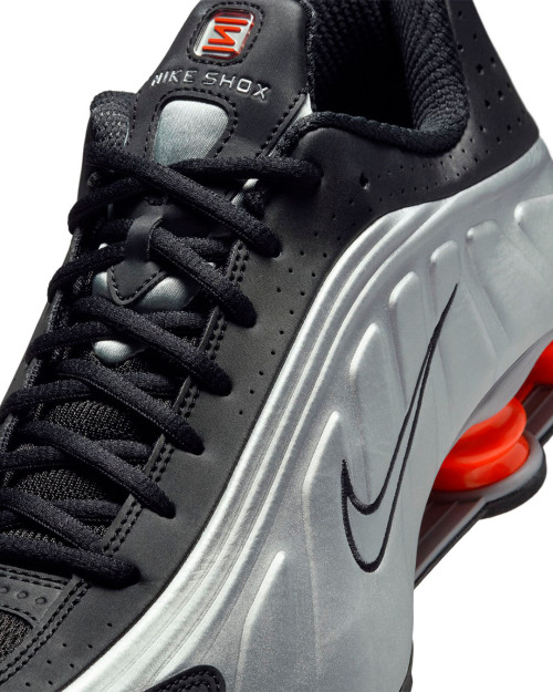 nike shox r4 plateadas y negras con muelles rojos