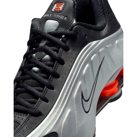 nike shox r4 plateadas y negras con muelles rojos