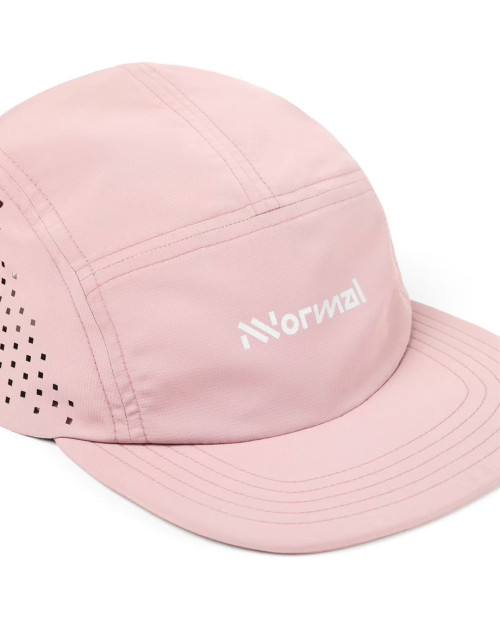 gorra de trail running NNormal color rosa