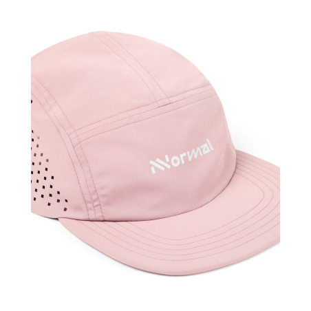 gorra de trail running NNormal color rosa