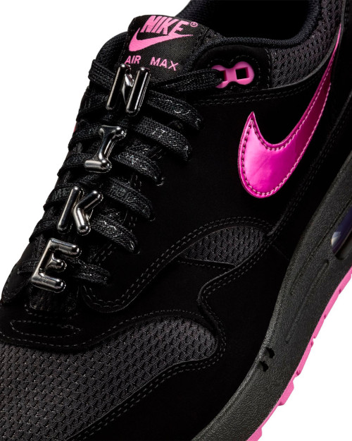 zapatillas nike air max 1 negras y rosas de san valentin