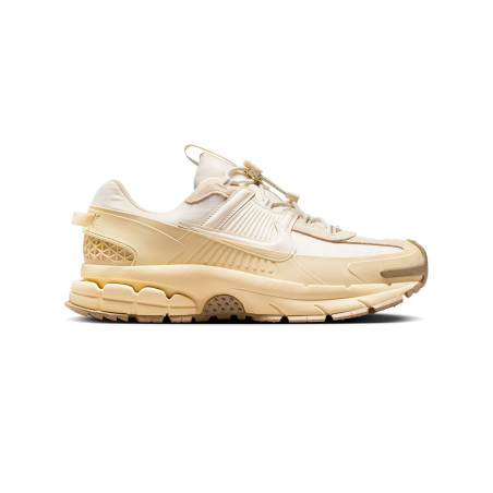 zapatillas nike zoom vomero roam impermeable color crema