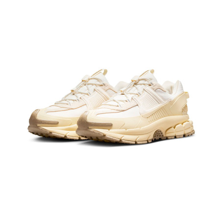 zapatillas nike zoom vomero roam impermeable color crema