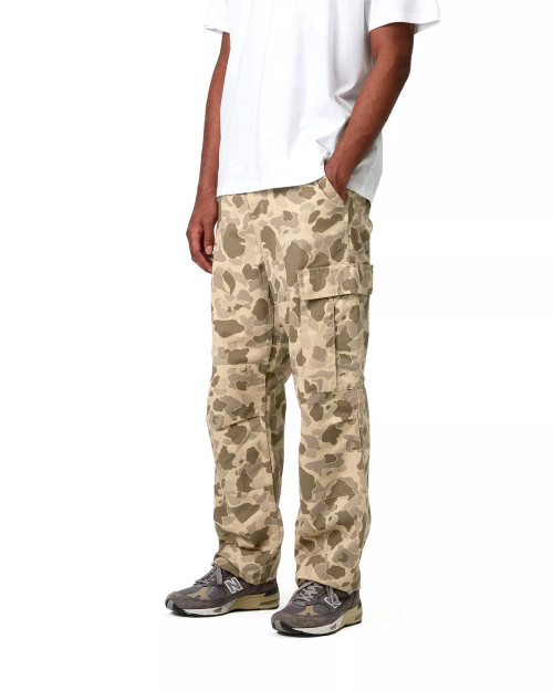 pantalon cargo carhartt wip de camuflaje