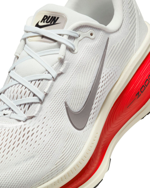 zapatillas de running nike vomero 18 blancas y rojas