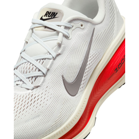 zapatillas de running nike vomero 18 blancas y rojas