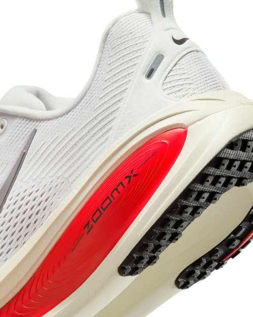 zapatillas de running nike vomero 18 blancas y rojas