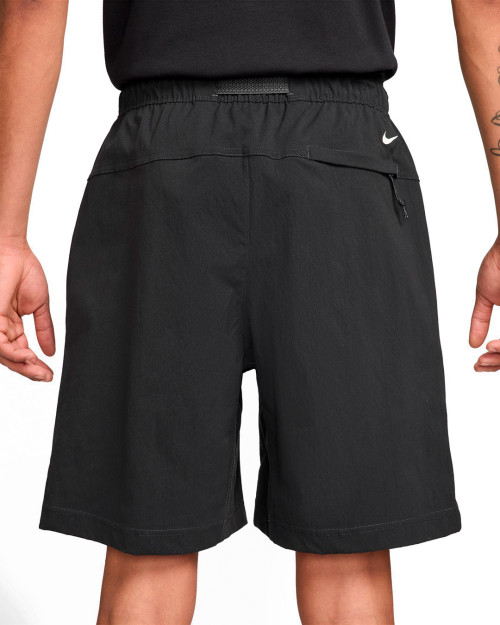 pantalon nike acg color negro corto