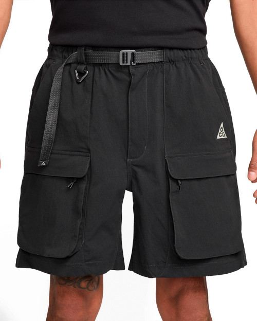 pantalon nike acg color negro corto