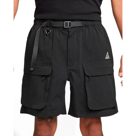 pantalon nike acg color negro corto