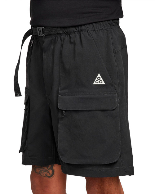 pantalon nike acg color negro corto