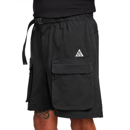 pantalon nike acg color negro corto