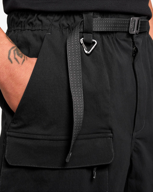 pantalon nike acg color negro corto
