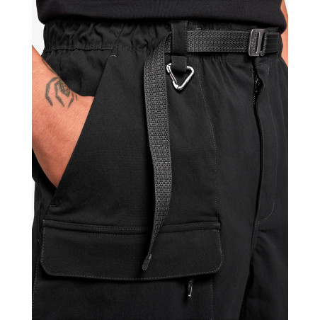 pantalon nike acg color negro corto
