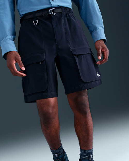 pantalon nike acg color negro corto