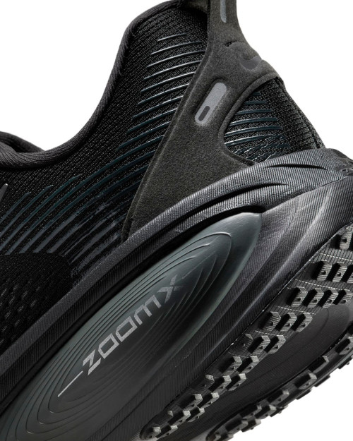 zapatillas de runnung nike vomero 18 negras