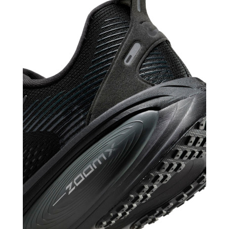 zapatillas de runnung nike vomero 18 negras