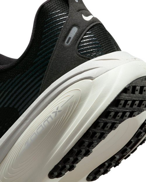 zapatillas nike vomero 18 color negro y blanco
