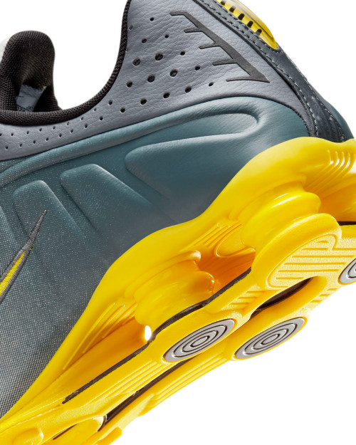 Zapatillas Nike Shox R4 SE color gris y amarillo