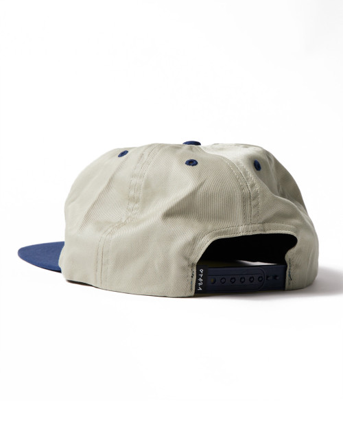 Gorra Parra legs logo 5 panel hat color blanco roto 54290
