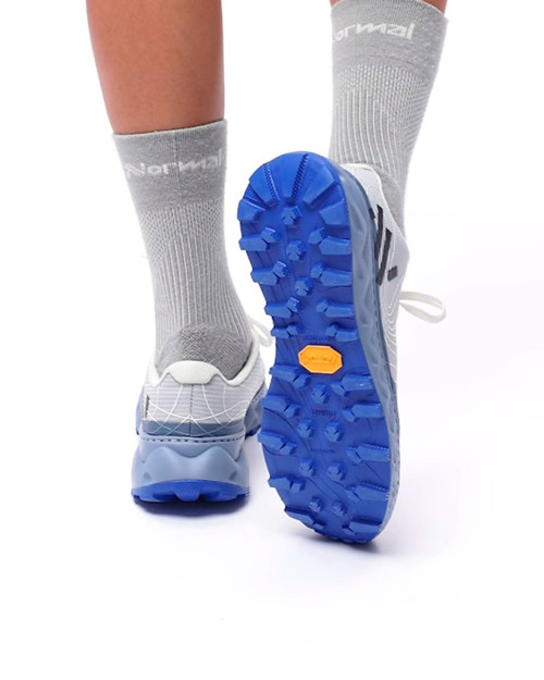zapatillas de trail running nnormal azules