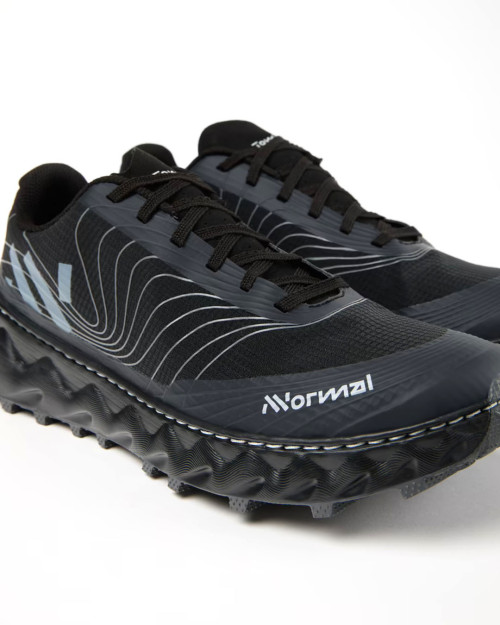 zapatillas de trail running nnormal tomir 2 negras