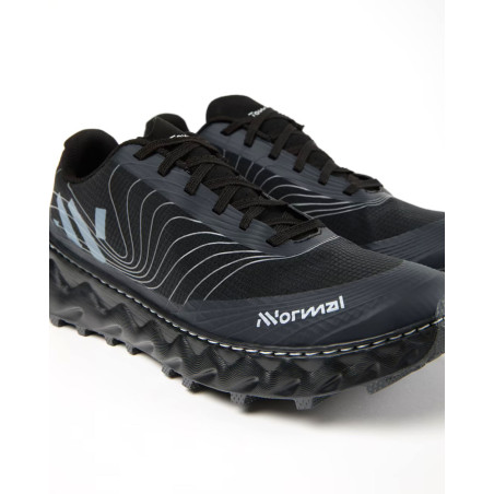 zapatillas de trail running nnormal tomir 2 negras