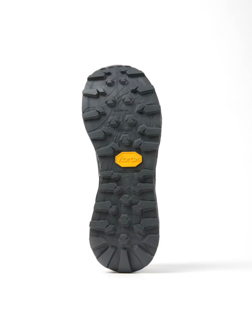 zapatillas de trail running nnormal tomir 2 negras