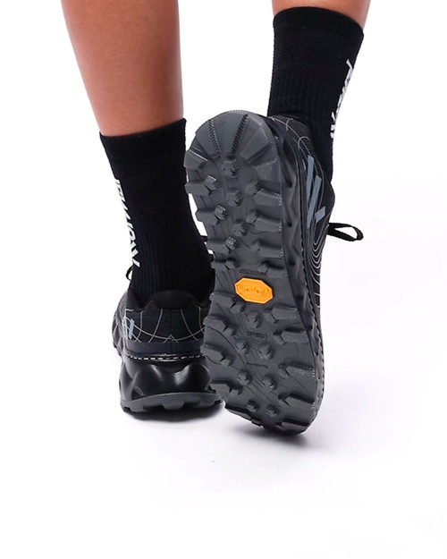 zapatillas de trail running nnormal tomir 2 negras