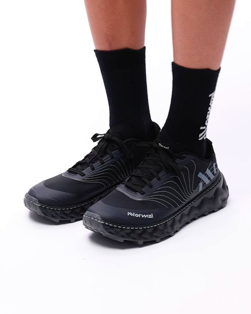 zapatillas de trail running nnormal tomir 2 negras