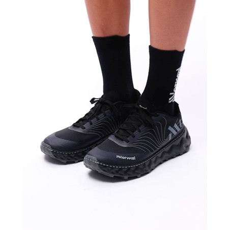 zapatillas de trail running nnormal tomir 2 negras