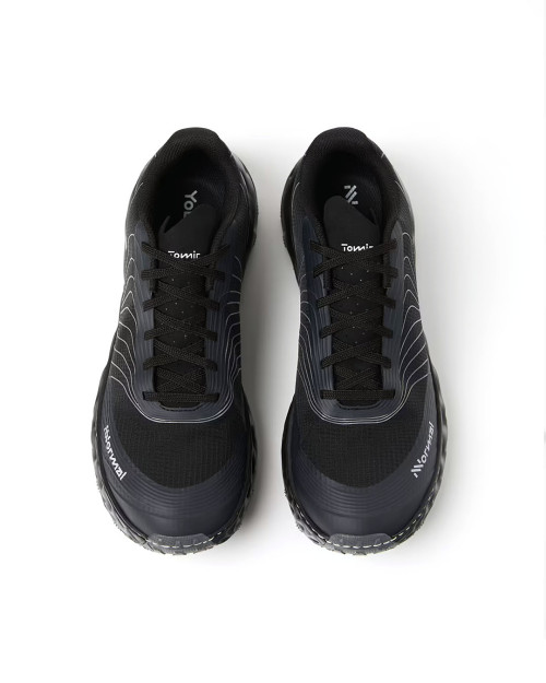 zapatillas de trail running nnormal tomir 2 negras