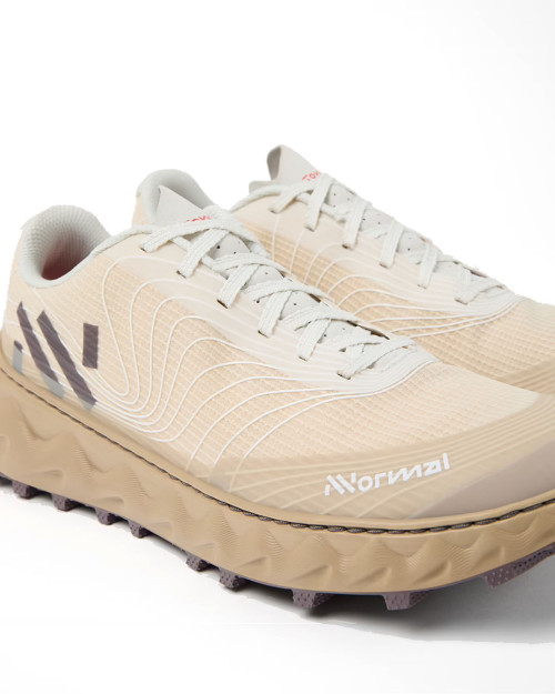 zapatillas de trail running nnormal marrones
