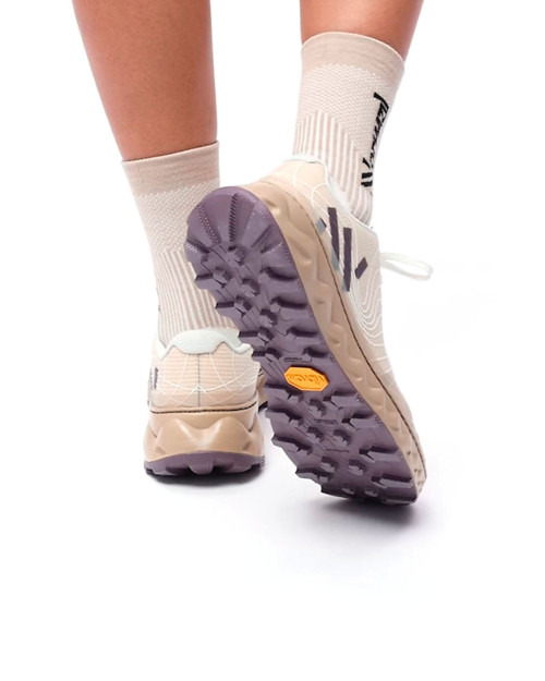 zapatillas de trail running nnormal marrones