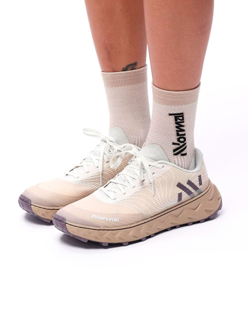 zapatillas de trail running nnormal marrones