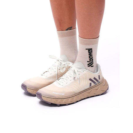 zapatillas de trail running nnormal marrones
