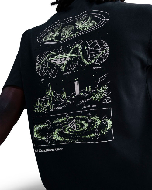 camiseta nike acg color negro de aliens